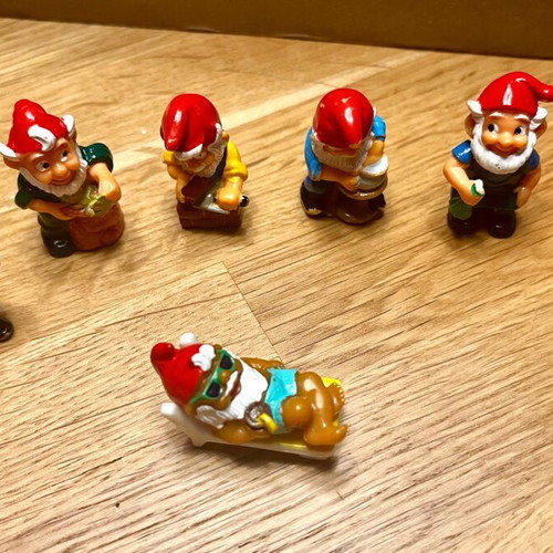 Kinder Surprise 1994 Seven Dwarfs like new