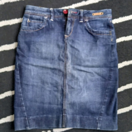 Denim skirt size 28 like new, blue