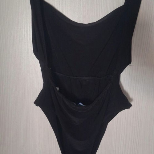 Pretty Little Thing black backless bodysuit like new, size S
