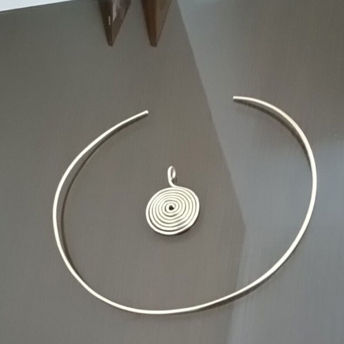Necklace gold rod new with removable spiral made of aluminum wire