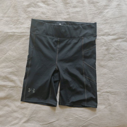 Under Armour men's short leggings size Medium like new, black