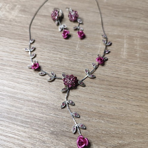 Faux bijoux necklace and earrings set used, flower rose design