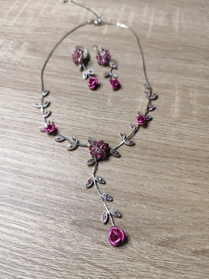 Faux bijoux necklace and earrings set used, flower rose design