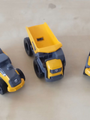Комплект от 3 употребявани превозни средства Volvo Dickie Toys