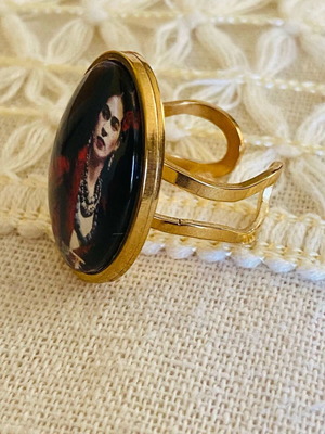 Handmade adjustable gold-tone ring with Frida Kahlo self-portrait