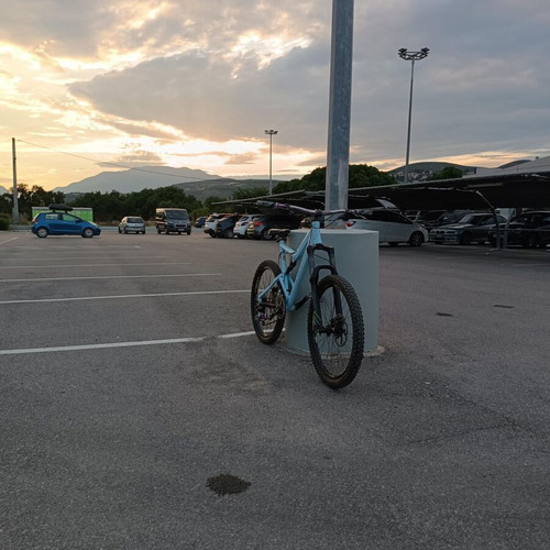 Mountain bike like new, 26 inch, disc brakes, 9-speed Shimano
