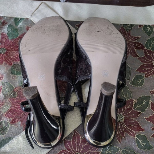 Women's leather and lace Italian pumps like new, black
