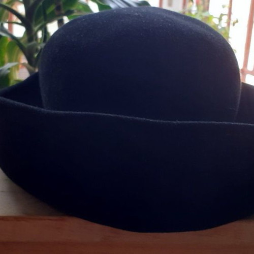 Hat black Italian vintage like new with bow