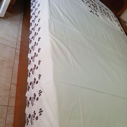 Bed sheet set with brown machine embroidery, 2 pillowcases