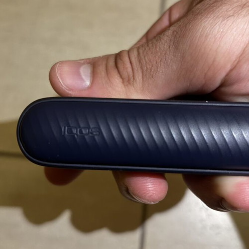 IQOS ILUMA i Midnight Black used with base and holder