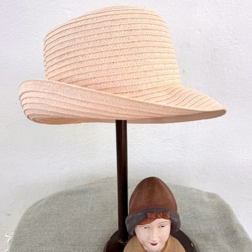 Summer hat made of paper yarn, like new, size S, salmon color