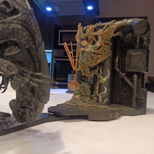 Alien Queen with cocooned terraformer base McFarlane Toys 2003 like new