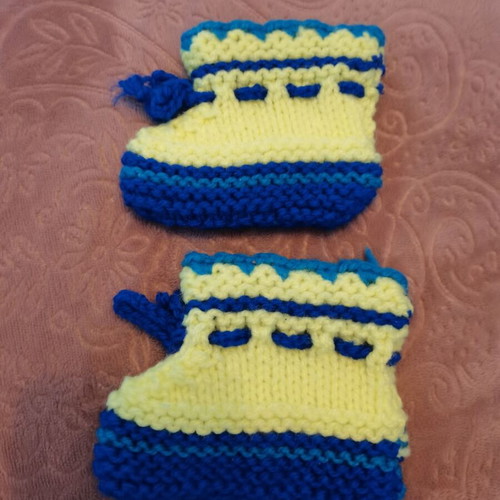 Baby booties like new in blue and yellow shades