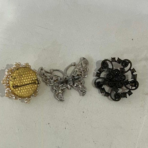 Set of 3 women's brooches used