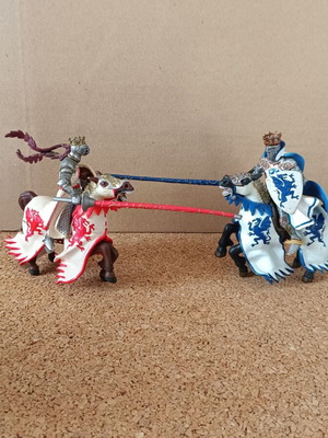 Collectible plastic knights set of 2 new