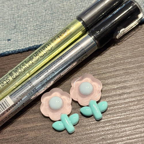 Set gold and silver metallic tone marker pens with acrylic flower stickers