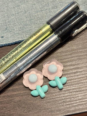 Set gold and silver metallic tone marker pens with acrylic flower stickers