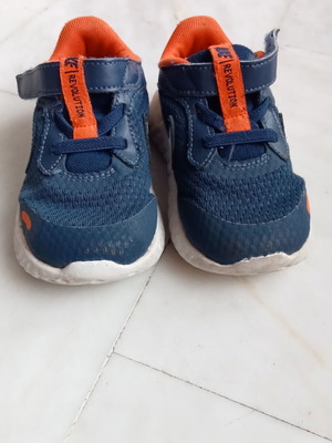 Αθλητικά παπούτσια Nike Revolution νούμερο 23.5 σαν καινούργια μπλε πορτοκαλί