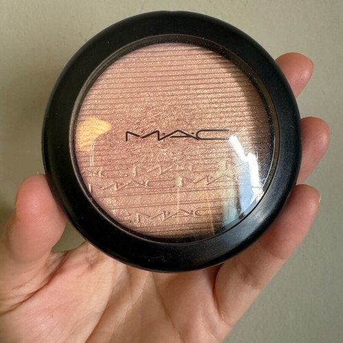 Mac Highlighter Extra Dimension Skin Finish like new, shade Beaming Blush