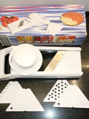Vegetable slicer like new