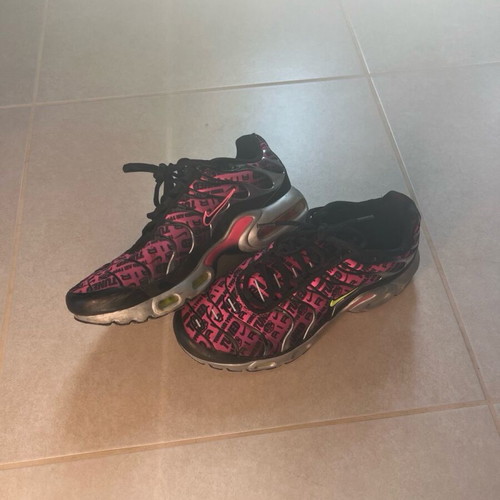 Nike athletic shoes like new, size 38, black and pink
