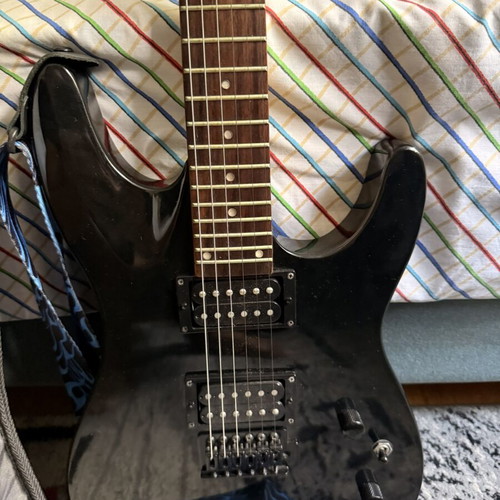 Dean Vendetta XM electric guitar with Washburn G-10 amplifier bundle