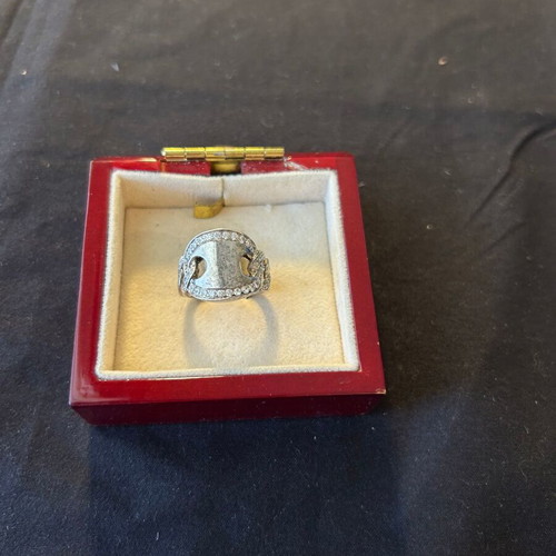Silver 925 ring with white stones like new