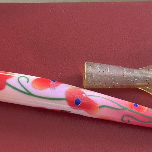 Pylones vintage pen with poppies fish shape, new
