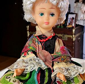 Κούκλα συλλεκτική με παραδοσιακή φορεσιά.