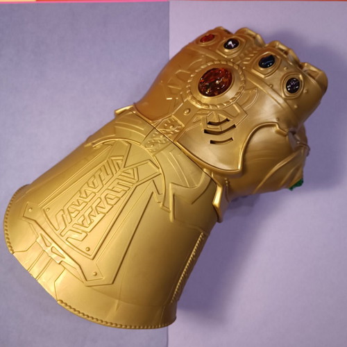 Marvel Avengers Infinity Gauntlet by Hasbro like new with audio and light