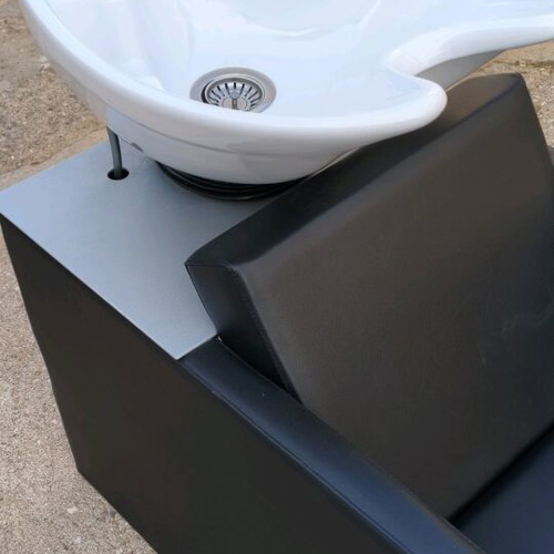 Vezzosi hair salon equipment from Italy like new, 3 chairs, 1 shampoo bowl