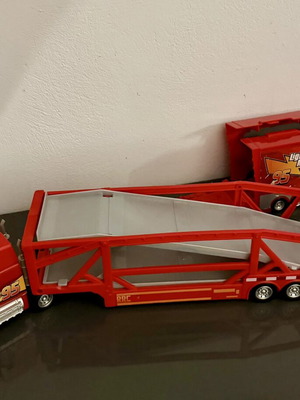 Mattel Disney Pixar Cars Mack νταλίκα μεταφοράς αυτοκινήτων