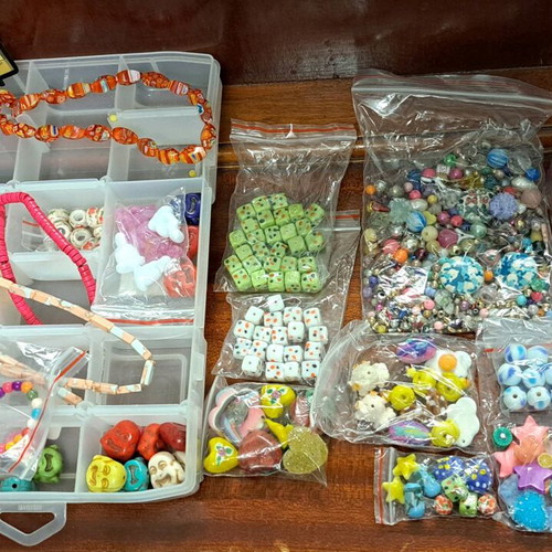 Craft beads and minerals set like new, 5 storage boxes, 4 kg