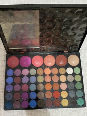 Παλέτα με σκιές και ρουζ GT Cosmetics μεταχειρισμένη