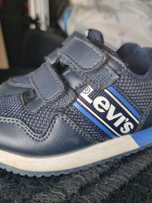 Children's athletic shoes used size 22