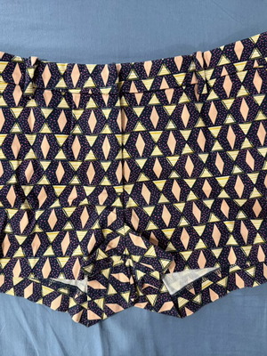 H&M women's shorts with geometric pattern, low waist