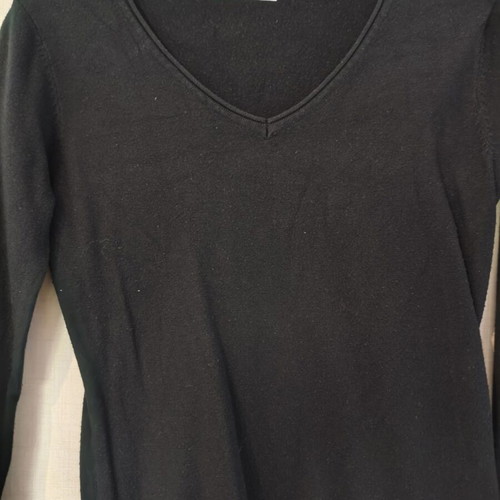 Women's black long-sleeve blouse with V-neck like new, one size