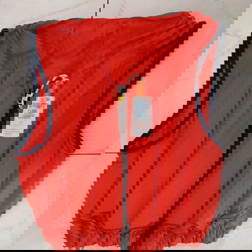 Βάρκα πολυεστερική σαν καινούργια με δώρο σωσίβια και άγκυρα