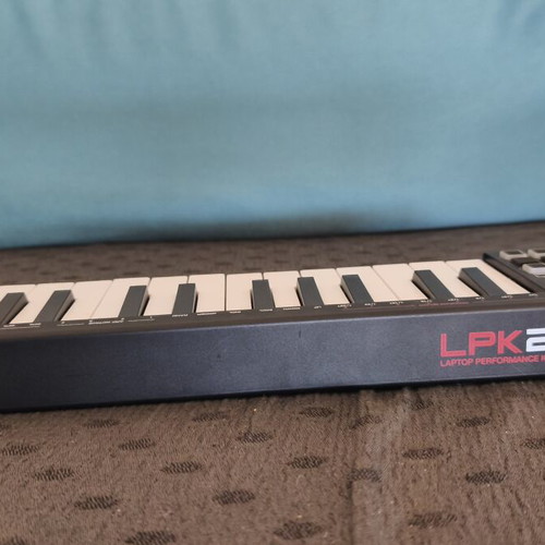 Akai LPK-25-MK2 midi keyboard like new