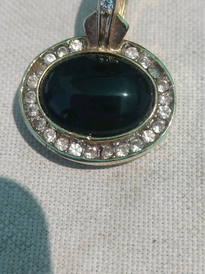 Vintage οβάλ μενταγιόν με μαύρη cabochon πέτρα και halo κρυστάλλων σε άριστη κατάσταση