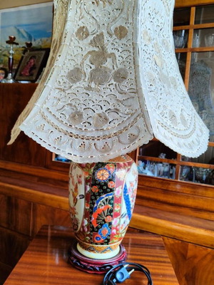 Φωτιστικό επιτραπέζιο SATSUMA vintage καινούργιο με πορσελάνινη βάση και δερμάτινο καπέλο