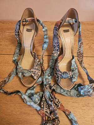 Shy sandals like new, size 40, multicolor leather tan heels