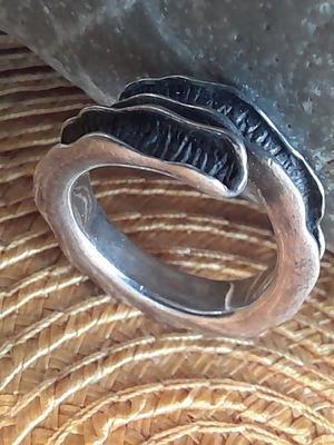 Silver 925 ring like new, size 9-9.5