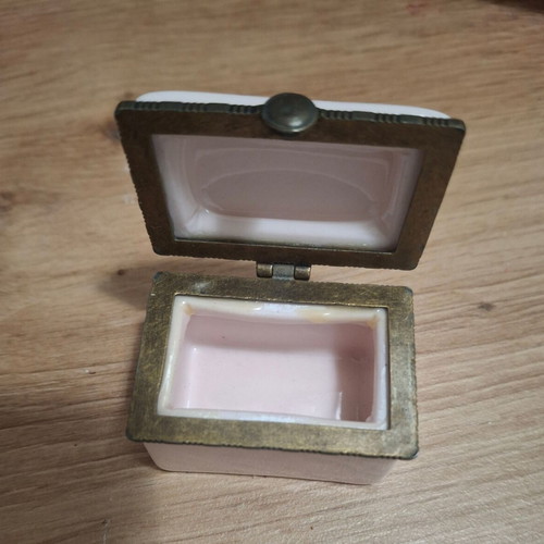 Vintage pink porcelain jewelry box like new