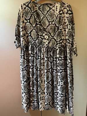 Zara dress like new, beige and black snake print, size M