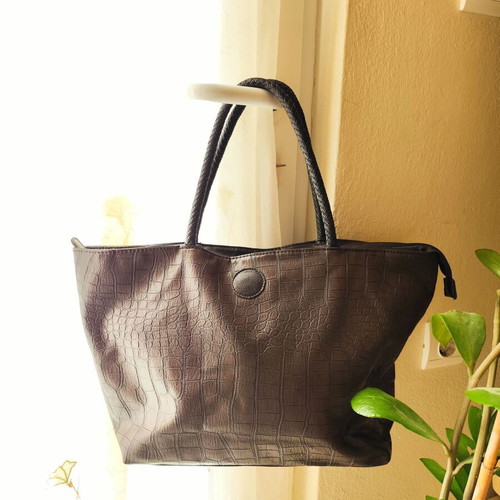 Brown handbag used, faux leather with damages near zipper