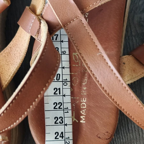 Amelia leather sandals size 39 like new, tan with gold details