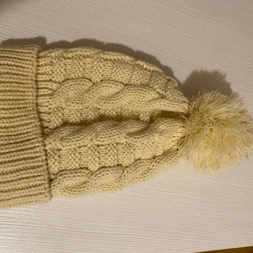 3 warm hats like new, Quiksilver and others