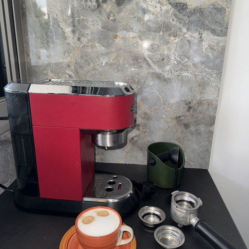 De’Longhi espresso coffee maker, red with knock box