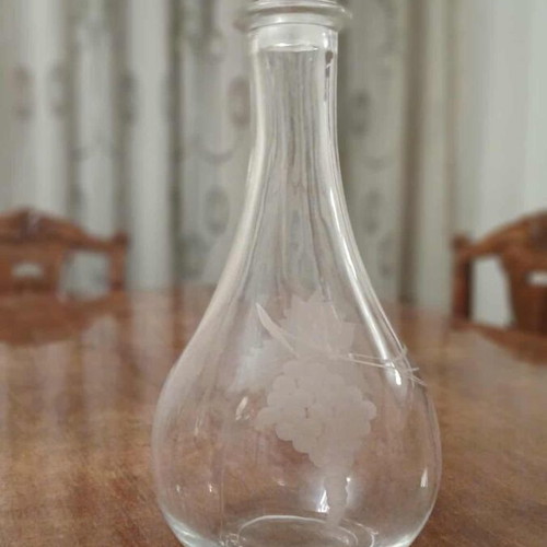 Glass decanter with stopper and engraved grape motif like new
